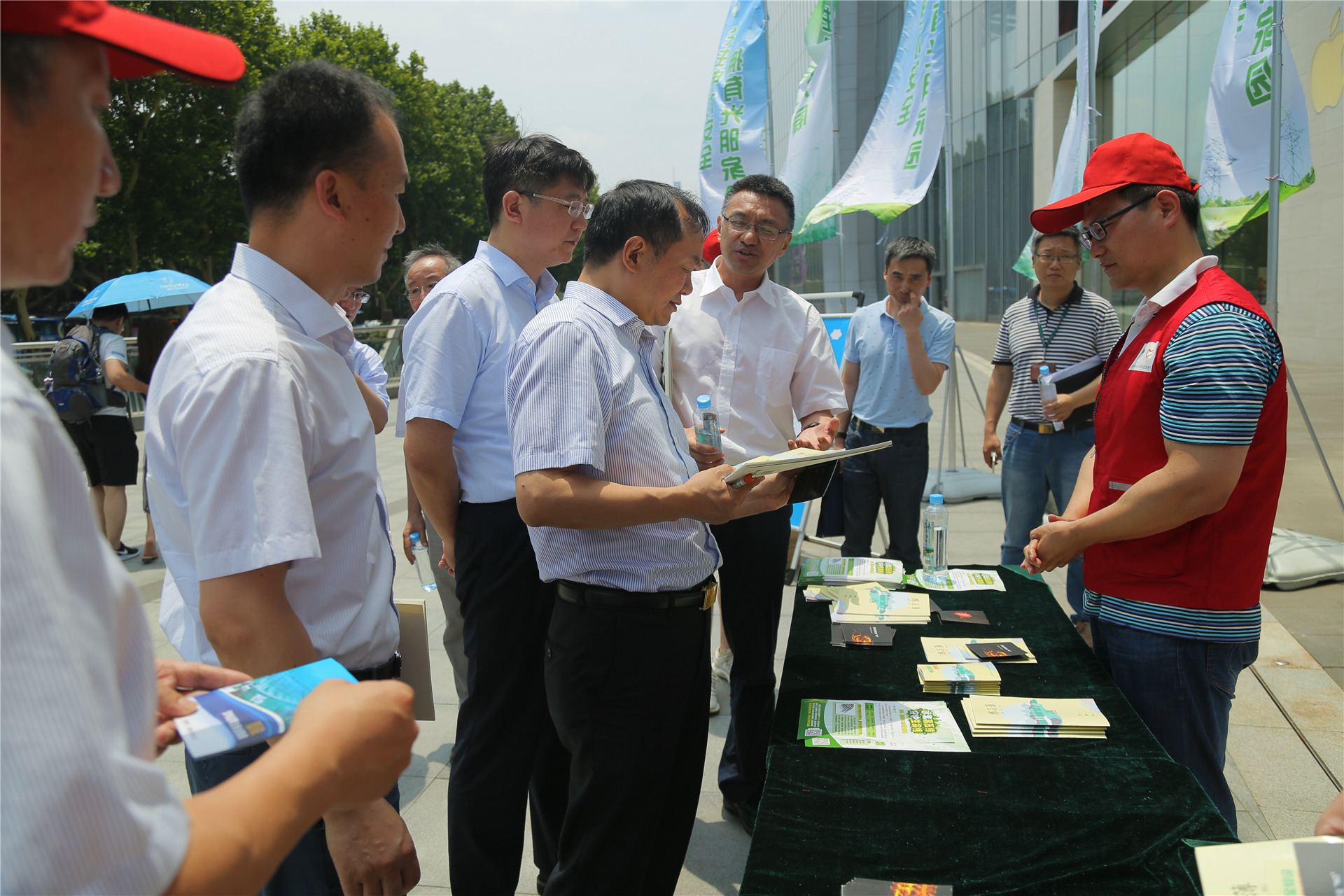 2018年6月15日，开展“安全生产月”广场宣传，现场为市民发放电力设施保护及用电安全知识宣传手册.jpg